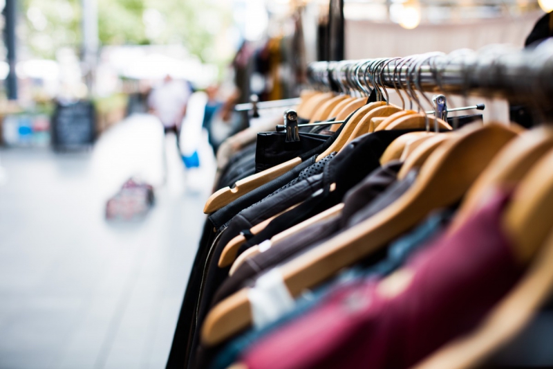 magasin-ST RAPHAEL-min_blur_close_up_focus_hanger_jacket_market_people_rack-1176303