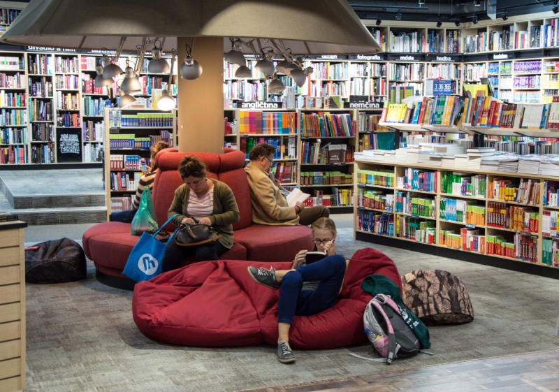 magasin-ST RAPHAEL-min_books_bookstore_book_reader_readers_reading_shop_sale_books-849006